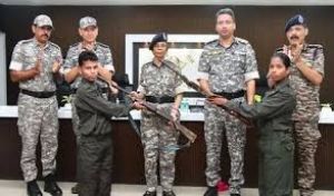 गढ़चिरौली में 11 नक्सलियों ने डीजीपी के सामने आत्मसमर्पण किया गढ़चिरौली में 11 नक्सलियों ने डीजीपी के सामने आत्मसमर्पण किया