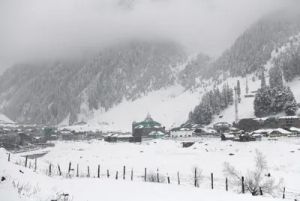 बर्फीली ठंड से जम्मू-कश्मीर में डल झील के किनारों पर पानी जमा; उप्र, दिल्ली में पारा लुढ़का बर्फीली ठंड से जम्मू-कश्मीर में डल झील के किनारों पर पानी जमा; उप्र, दिल्ली में पारा लुढ़का