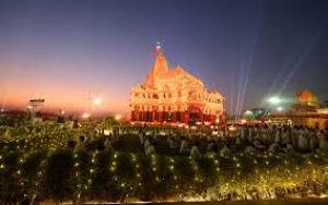 रंगबिरंगी रोशनी, ड्रोन और भक्ति भाव से सोमनाथ मंदिर परिसर सराबोर