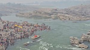  नर्मदा जयंती पर आस्था का सैलाब: श्रद्धालुओं ने स्वच्छ घाट, स्वच्छ नर्मदा का लिया प्रण