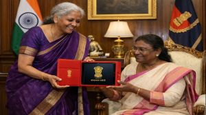 राष्ट्रपति द्रौपदी मुर्मु से मिलीं वित्त मंत्री निर्मला सीतारमण, और उन्हें लाल &lsquo;डिजिटल बही-खाता&rsquo; दिखाया