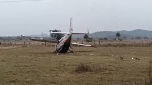 'इंडिया वन एयर का विमान मैदान में उतरने के प्रयास के दौरान पेड़ से टकराकर दुर्घटनाग्रस्त हुआ था'