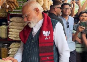 पश्चिम बंगाल में प्रधानमंत्री मोदी के झालमुड़ी सेवन के वीडियो को सोशल मीडिया मिल रहा जबरदस्त रिस्पॉन्स