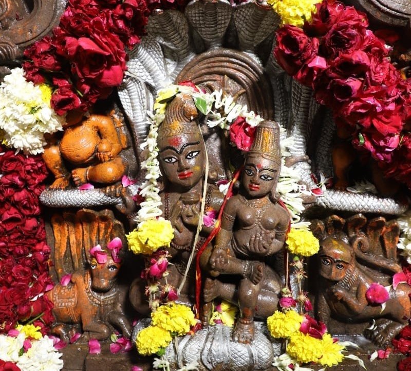 साल में एक बार खुलता है महाकाल के मंदिर के ऊपर बना ये मंदिर, सर्प दोष के जातकों को दर्शन देने आते हैं ‘नागचंद्रेश्वर’ साल में एक बार खुलता है महाकाल के मंदिर के ऊपर बना ये मंदिर, सर्प दोष के जातकों को दर्शन देने आते हैं ‘नागचंद्रेश्वर’