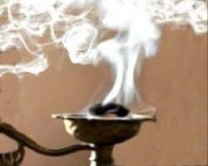 कपूर के साथ ये दो चीजें मिलाकर जलाया तो बैक्टीरिया के साथ दूर होगी निगेटिविटी