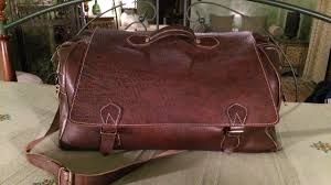  बारिश में भीगने से ऑफिस बैग से आ रही है अजीब बदबू? मिनटों में ऐसे करें दूर