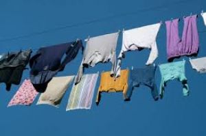  बारिश में कपड़े सुखाना बना सिरदर्द? ये आसान ट्रिक्स आएंगी काम