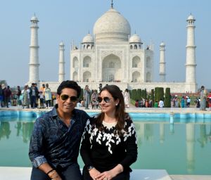 भारत रत्न सचिन तेंदुलकर ने पत्नी संग ताजमहल का दीदार किया