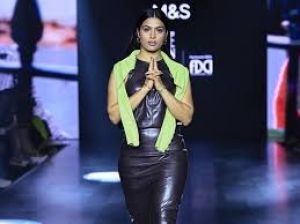 ओलंपिक पदक विजेता मनु भाकर ने लैक्मे फैशन वीक में रैंप वॉक की ओलंपिक पदक विजेता मनु भाकर ने लैक्मे फैशन वीक में रैंप वॉक की