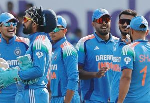 पहले वनडे में भारत ने इंग्लैंड को चार विकेट से हराया, गिल, अय्यर और अक्षर पटेल ने खेली शानदारी पारी पहले वनडे में भारत ने इंग्लैंड को चार विकेट से हराया, गिल, अय्यर और अक्षर पटेल ने खेली शानदारी पारी