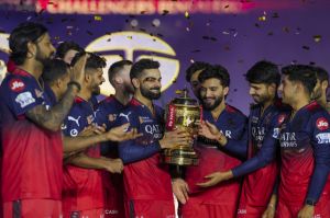 विराट ने आखिरकार जीती आईपीएल ट्रॉफी