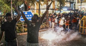 आरसीबी की जीत के बाद बेंगलुरू की सड़कों पर उमड़ा &lsquo;लाल समंदर'