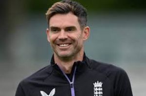 तेंदुलकर के साथ अपना नाम ट्रॉफी पर देखता हूं तो बहुत अजीब लगता है : जेम्स एंडरसन तेंदुलकर के साथ अपना नाम ट्रॉफी पर देखता हूं तो बहुत अजीब लगता है : जेम्स एंडरसन