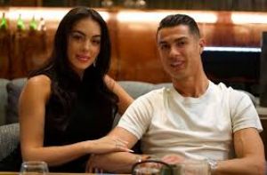 रोनाल्डो ने अपनी पार्टनर जॉर्जिना से सगाई की रोनाल्डो ने अपनी पार्टनर जॉर्जिना से सगाई की